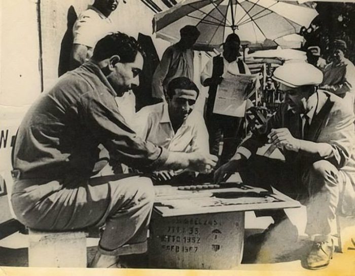 Юрий Никулин в перерыве между съёмками комедии, проходившими в Баку. Юрий Никулин в перерыве между съёмками комедии, проходившими в Баку.