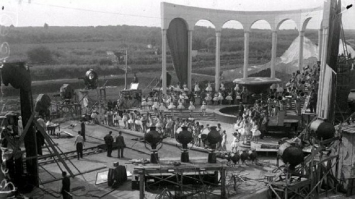 Съёмочная площадка первой музыкальной кинокомедии. Съёмочная площадка первой музыкальной кинокомедии.