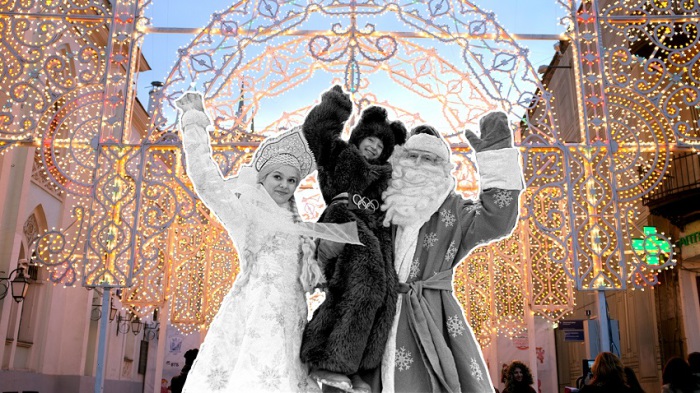 Никольская улица, украшенная множеством сверкающих гирлянд, 1979-2015 годы. Никольская улица, украшенная множеством сверкающих гирлянд, 1979-2015 годы.