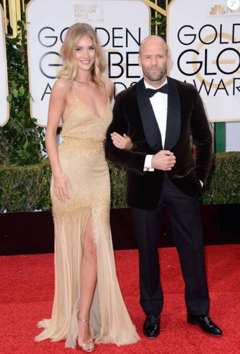 На пальчике Рози роскошное обручальное кольцо с огромным бриллиантом, которое может означать лишь одна «Таки дождалась!». Джейсон сделал своей возлюбленной предложение, и теперь они готовятся к красивой английской свадьбе. На пальчике Рози роскошное обручальное кольцо с огромным бриллиантом, которое может означать лишь одна «Таки дождалась!». Джейсон сделал своей возлюбленной предложение, и теперь они готовятся к красивой английской свадьбе.