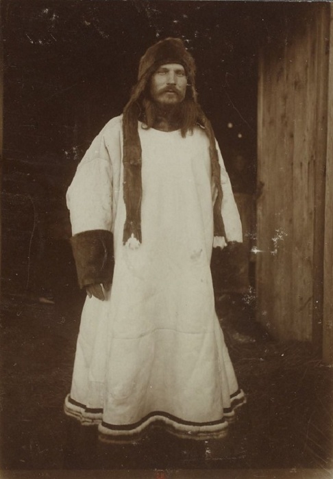 Головной убор саамов - шапка-цибака. Головной убор саамов - шапка-цибака.