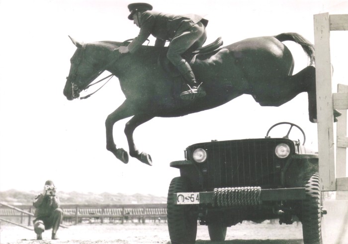 Кавалерист не лишен чувства юмора, США, 1942 год.