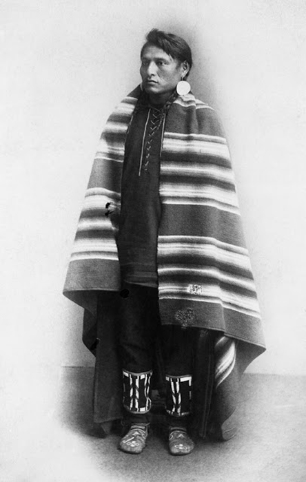 Индеец племени Блэкфут в пончо. 1886-89. Автор фото: Alex Ross.