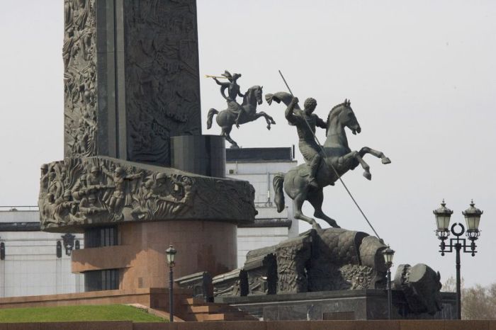 Монумент Победы. Фрагмент. 1995. Парк Победы на Поклонной горе, Москва Монумент Победы. Фрагмент. 1995. Парк Победы на Поклонной горе, Москва