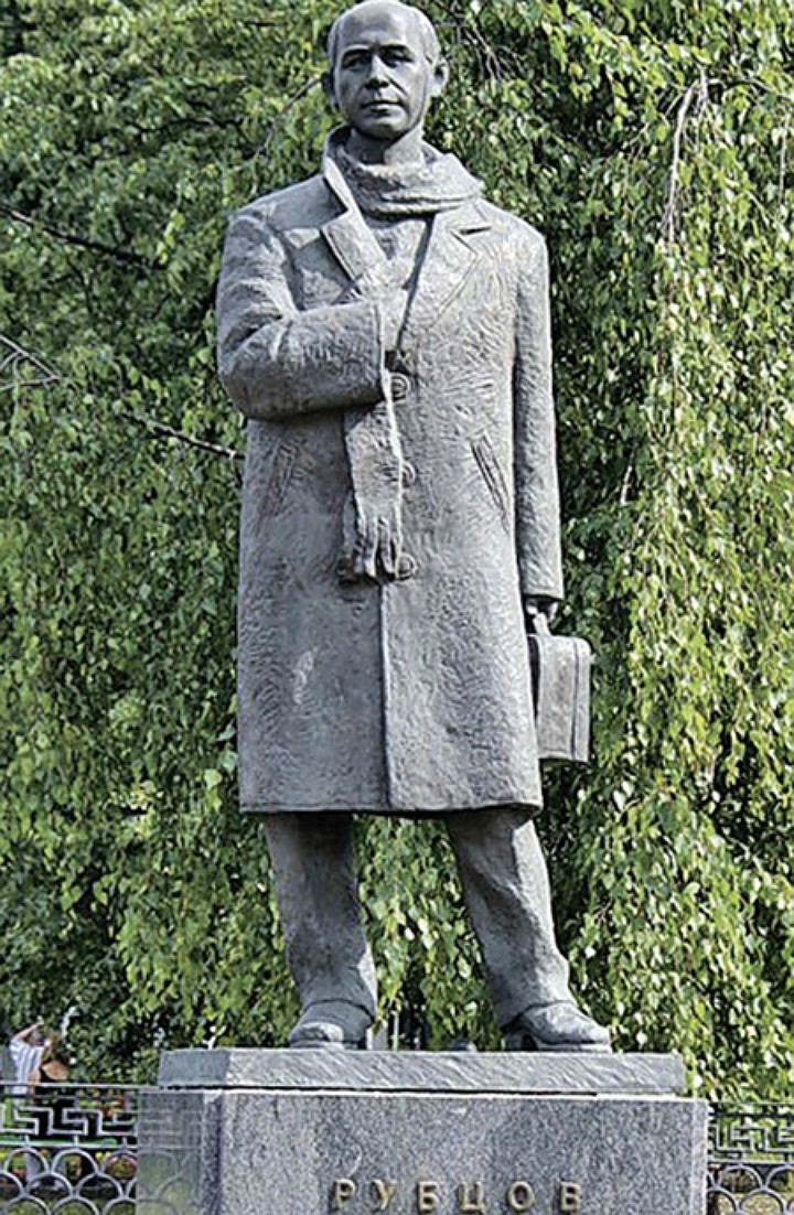 В Вологде есть памятник поэту. И он действительно похож на оригинал.