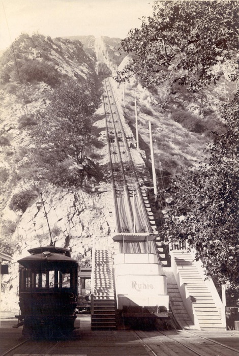 Фуникулер, поднимающий туристов на гору. Фуникулер, поднимающий туристов на гору.