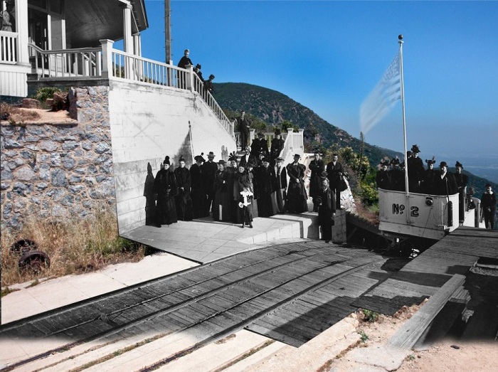 Снимок места поднятия фуникулера сегодня и 100 лет назад. Снимок места поднятия фуникулера сегодня и 100 лет назад.