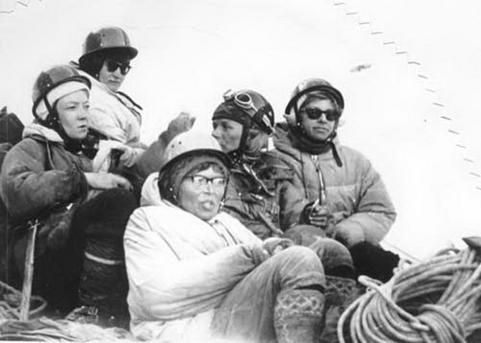 Советские альпинистки: Мухамедова И., Морозова Л., Белобородова Г., Шатаева Э., Клокова А. Советские альпинистки: Мухамедова И., Морозова Л., Белобородова Г., Шатаева Э., Клокова А.