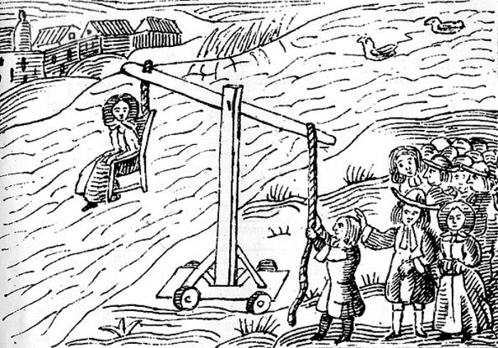 Иногда подозреваемую привязывали к стулу и бросали в воду. Если выплывет – значит ведьма Иногда подозреваемую привязывали к стулу и бросали в воду. Если выплывет – значит ведьма