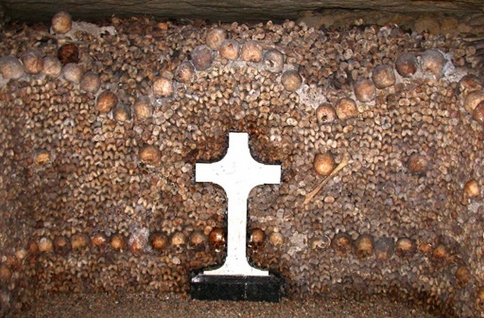 В 1786 году трупы начали складировать в катакомбах. В 1786 году трупы начали складировать в катакомбах.