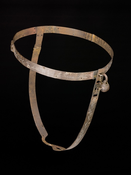 Простая металлическая конструкция, якобы защищавшая женщин от посягательств со стороны. Простая металлическая конструкция, якобы защищавшая женщин от посягательств со стороны.