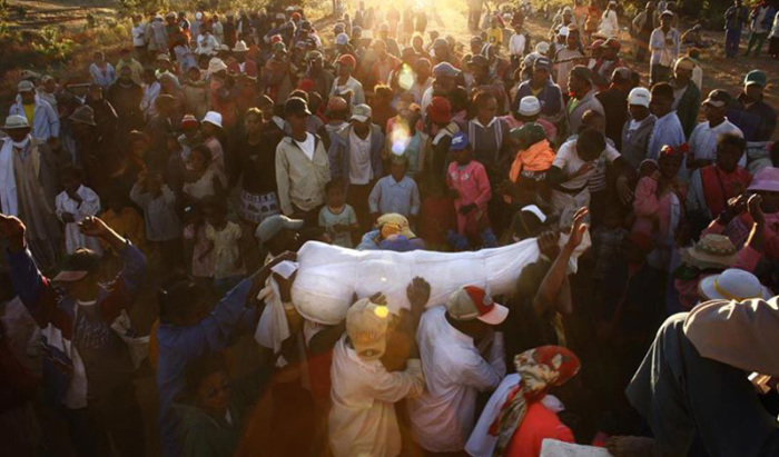 Выкапывание трупов и танцы с ними. Выкапывание трупов и танцы с ними.