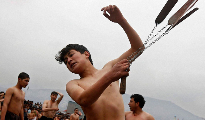 Кровавый ритуал самобичевания. Кровавый ритуал самобичевания.