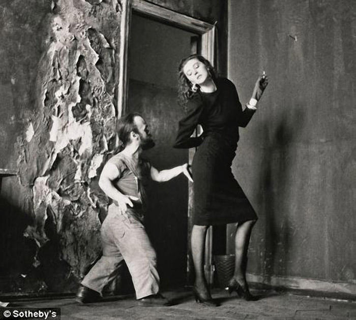 Снимок Сергея Борисова из московской серии, сделанный в 1988 году, был продан за 1 500 тысячи фунтов стерлингов. Снимок Сергея Борисова из московской серии, сделанный в 1988 году, был продан за 1 500 тысячи фунтов стерлингов.