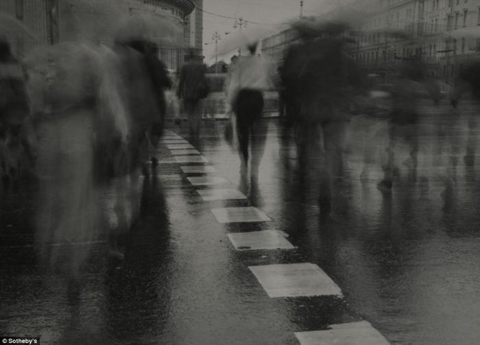 Пять работ Алексея Титаренко, включая эту, оцениваются в 6-8 тысяч фунтов стерлингов. Пять работ Алексея Титаренко, включая эту, оцениваются в 6-8 тысяч фунтов стерлингов.