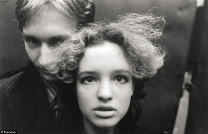 Две фотографии сделанных Игорем Мухиным в 1980-е годы, когда он снимал московское панк-рок-движение, были оценены в 6-8 тысяч фунтов стерлингов. Две фотографии сделанных Игорем Мухиным в 1980-е годы, когда он снимал московское панк-рок-движение, были оценены в 6-8 тысяч фунтов стерлингов.