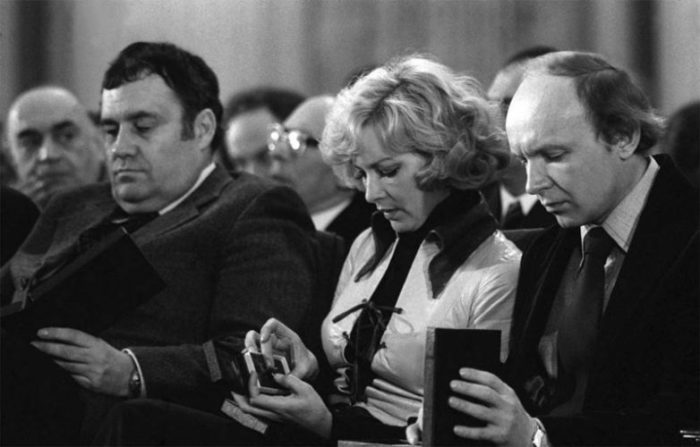 На вручении Государственных премий за фильм «Ирония судьбы или с легким паром». На вручении Государственных премий за фильм «Ирония судьбы или с легким паром».