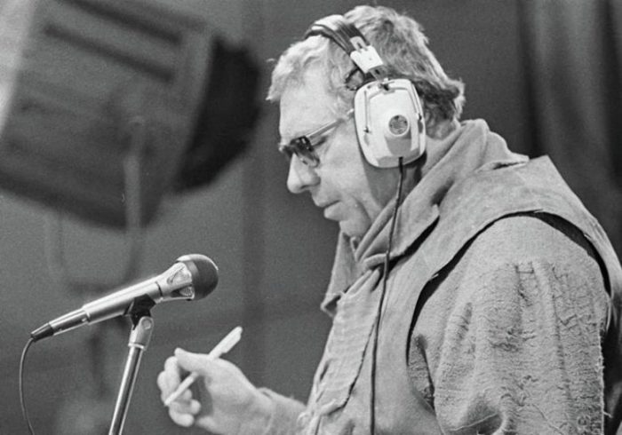 Озвучивает роль, 1983 год. Озвучивает роль, 1983 год.