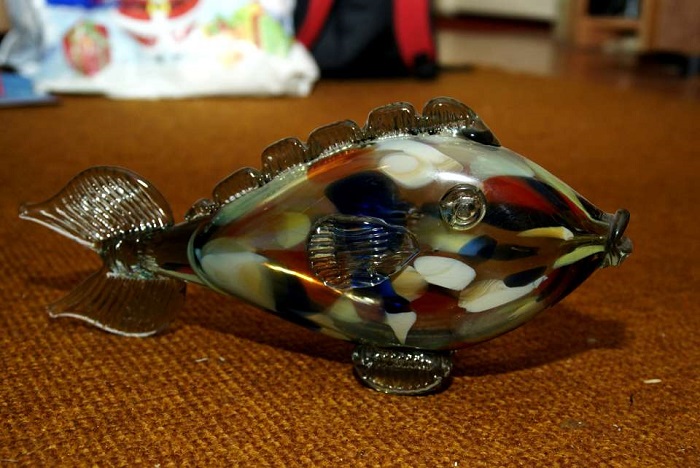 Сувенир, украшающий полку в мебельной стенке.