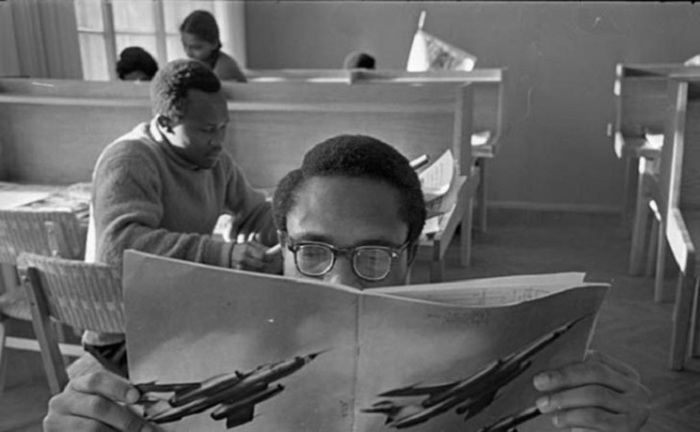 Студенческие годы: 17 фотографий советских студентов за учёбой и на отдыхе () Студенческие годы: 17 фотографий советских студентов за учёбой и на отдыхе