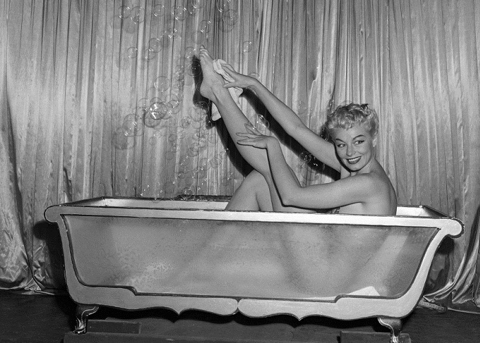 Артистка Lili St. Cyr, 1952 год. Артистка Lili St. Cyr, 1952 год.