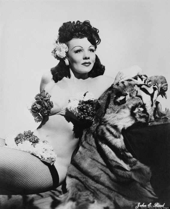 Артистка бурлеска Лонни Юнг (Lonnie Young) в цветочном бикини, 1950 год. Артистка бурлеска Лонни Юнг (Lonnie Young) в цветочном бикини, 1950 год.