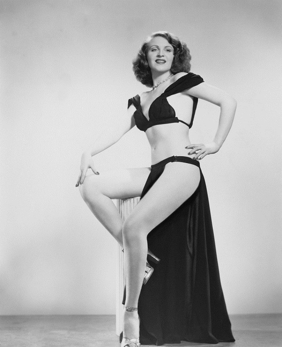 Танцовщица бурлеска Глория Найт (Gloria Knight), 1950 год. Танцовщица бурлеска Глория Найт (Gloria Knight), 1950 год.