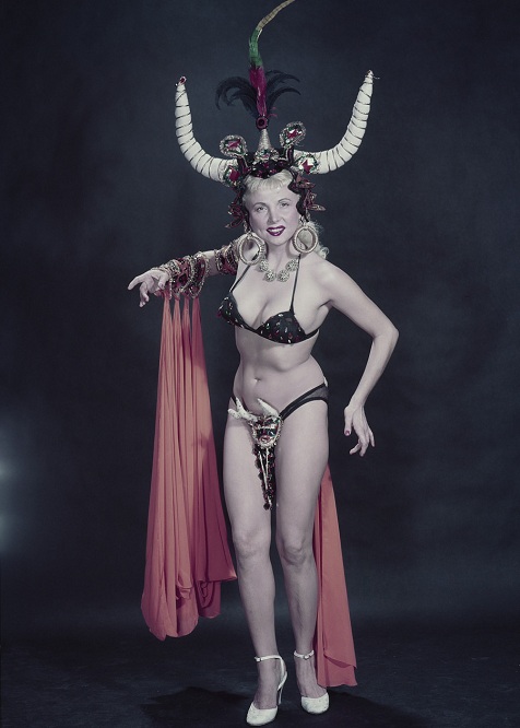 Танцовщица бурлеска в экзотическом наряде, 1955 год. Танцовщица бурлеска в экзотическом наряде, 1955 год.