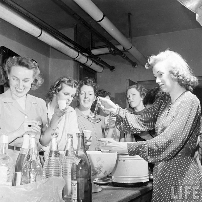Женская вечеринка, 1941 год Женская вечеринка, 1941 год