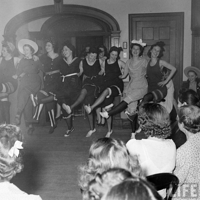 Женская вечеринка, 1941 год Женская вечеринка, 1941 год