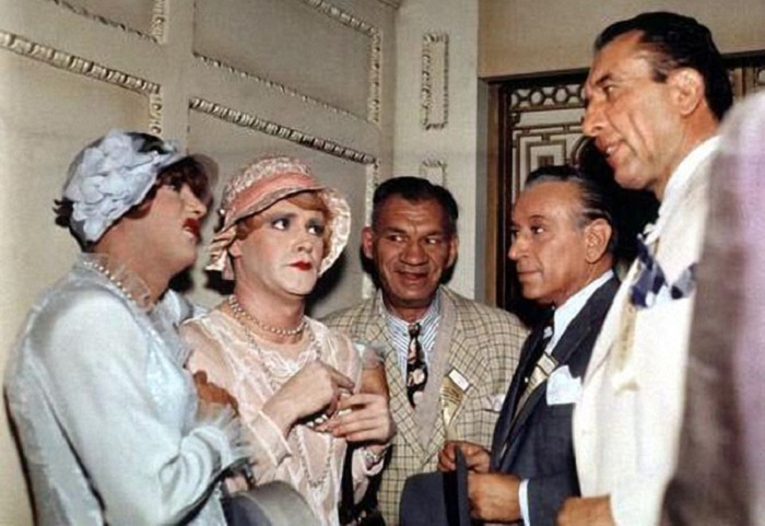 При цветной пленке грим актеров был слишком заметен. При цветной пленке грим актеров был слишком заметен.