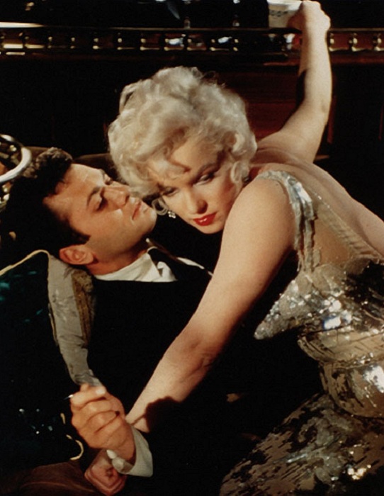 Во время съемок фильма «В Джазе только девушки» Мэрилин Монро была беременна. Во время съемок фильма «В Джазе только девушки» Мэрилин Монро была беременна.