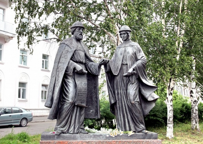 Памятники святым Петру и Февронье в Архангельске. Памятники святым Петру и Февронье в Архангельске.