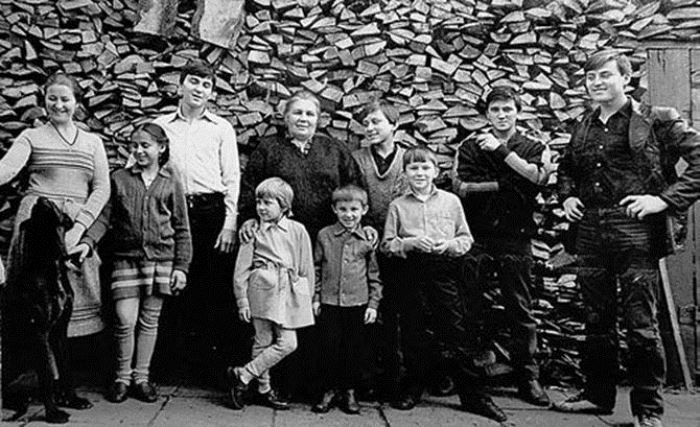 Слева направо: Ольга, Татьяна, Дмитрий, Нинель Сергеевна с Ульяной и Сергеем, Александр, Михаил, Олег, Василий Слева направо: Ольга, Татьяна, Дмитрий, Нинель Сергеевна с Ульяной и Сергеем, Александр, Михаил, Олег, Василий