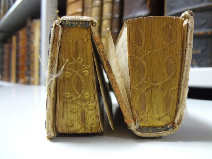 Двусторонняя книга 16 или 17 века. Двусторонняя книга 16 или 17 века.