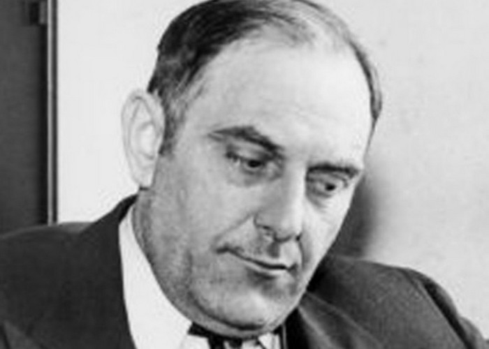 Художник Виктор Люстиг «продал» Эйфелеву башню на металлолом.