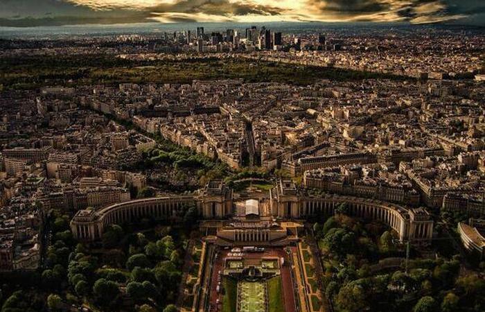 Так Париж выглядит с Эйфелевой башни.