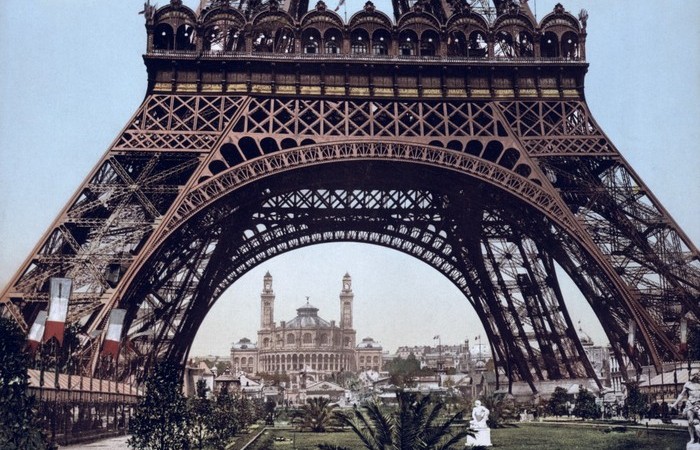 Эйфелева башня изначально была окрашена в красный цвет.