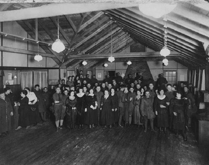 Женщины и солдаты на мероприятии в лагере Raritan, 1920 год.