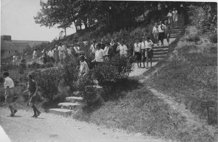 Прогулка в выходной день, 1920 год.
