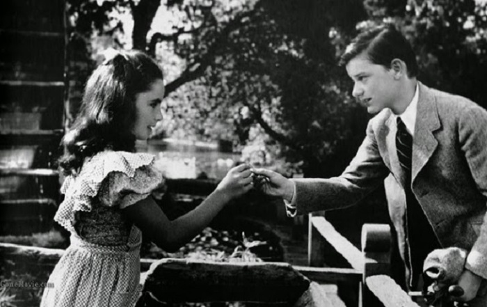 Лиз и школьник Джо (Родди МакДауэлл) в фильме «Лесси возвращается домой». Лиз и школьник Джо (Родди МакДауэлл) в фильме «Лесси возвращается домой».