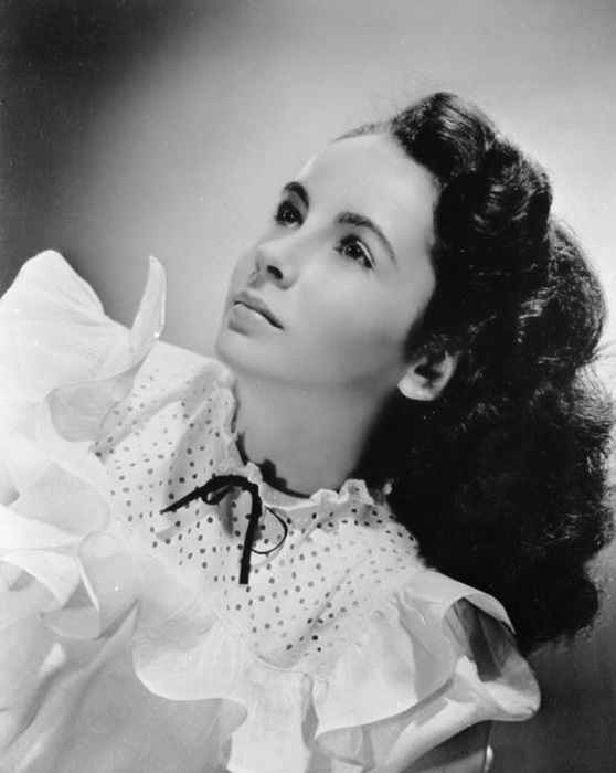 Необычные и удивительные глаза, позволили Элизабет приблизиться к своим успехам в киноиндустрии. Необычные и удивительные глаза, позволили Элизабет приблизиться к своим успехам в киноиндустрии.