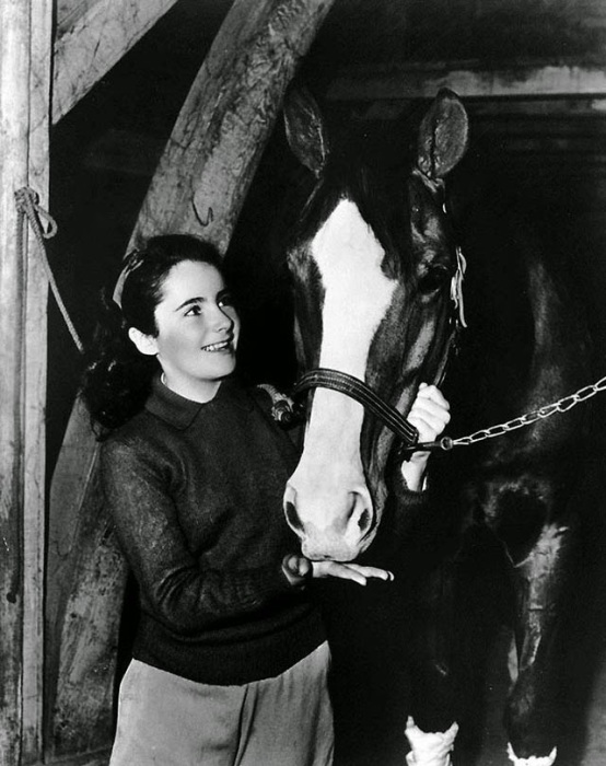 С фильма «Национальный бархат» у Лиз начались проблемы со спиной: юная актриса упала с лошади и повредила позвоночник. С фильма «Национальный бархат» у Лиз начались проблемы со спиной: юная актриса упала с лошади и повредила позвоночник.