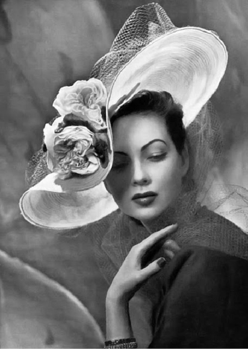 Модель в романтической шляпе, 1947 год.
