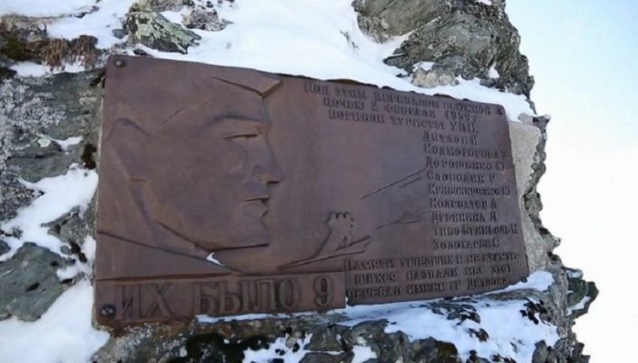 Мемориальная плита памяти погибших лыжников.