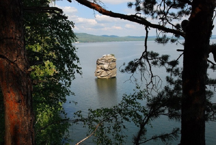 Главная достопримечательность озера Иткуль, притягивающая многочисленных туристов.