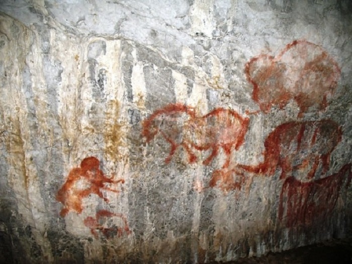 Символы на стенах пещеры сделаны почти четырнадцать тысяч лет назад.