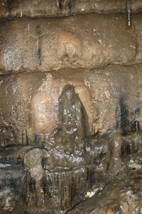 Считается что силуэт человека в самом отдаленном месте пещеры - это чудотворный образ Богородицы.