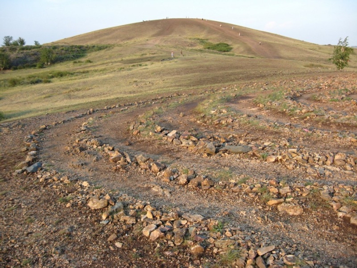 Встречать восход на вершине горы Шаманки, где находится каменная спираль из 13 кругов, символизирующая прохождение цепи воплощений, одна из традиций при посещении горы.