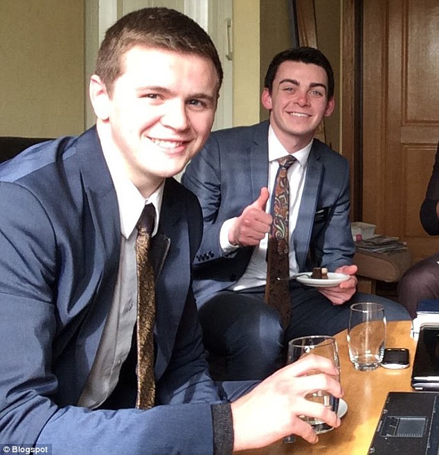 Мэйсон Уэллс (слева) с товарищем в аэропорту Брюсселя до трагедии. | Фото: www.dailymail.co.uk